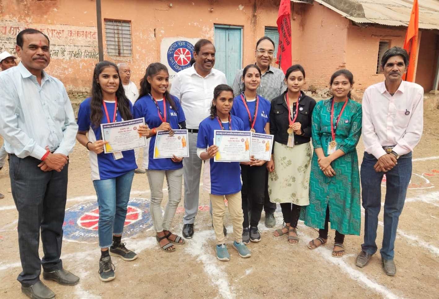 स्वयंसेवकों को प्रशस्ति पत्र देकर किया सम्मानित