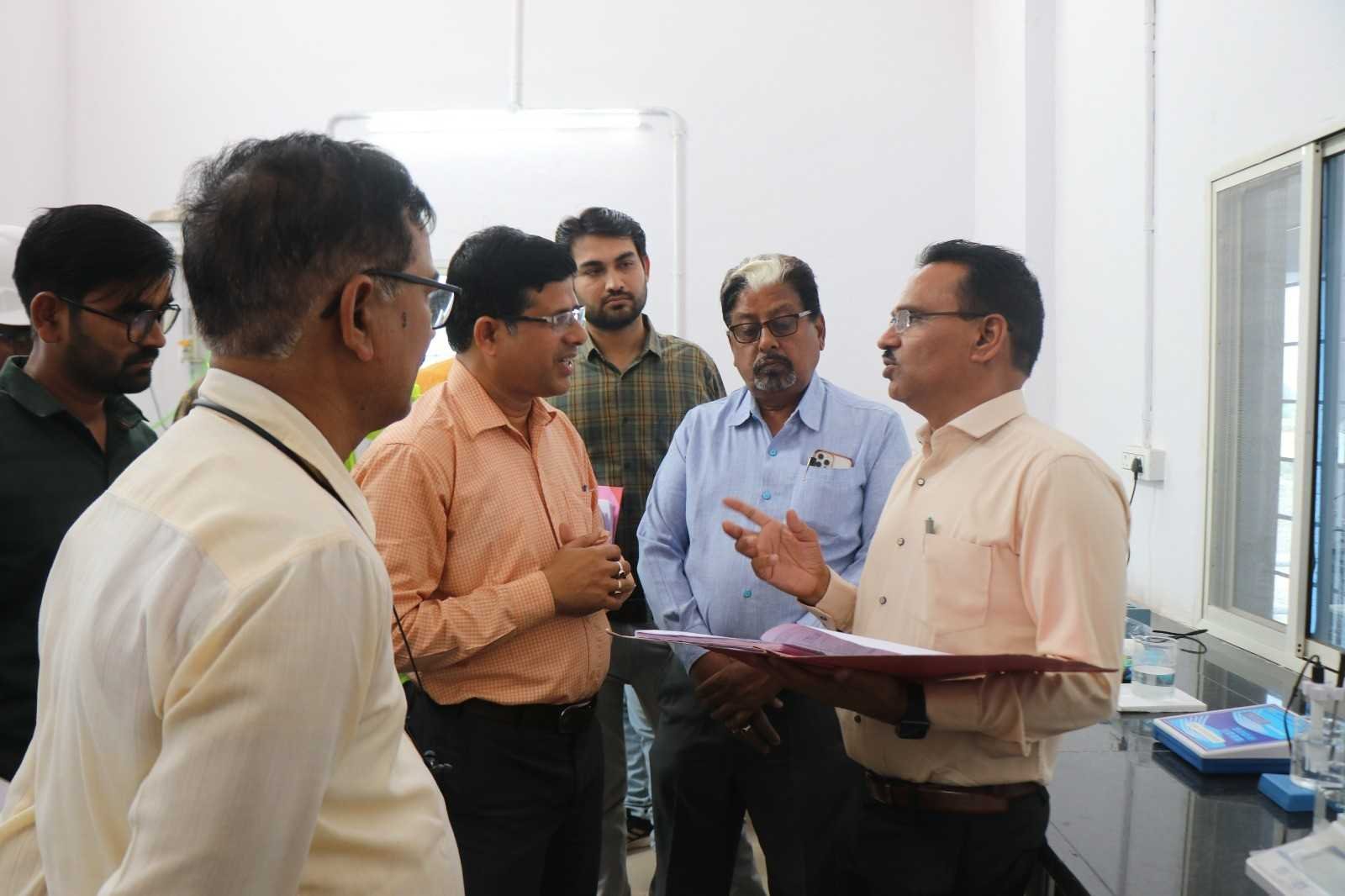 जल वितरण और शुद्धिकरण जानने के लिए ट्रीटमेंट प्लांट पहुँचे कलेक्टर