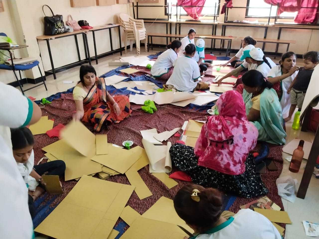 रोजगार देने के लिए पेपर बेग एंड फाइल मेकिंग का प्रशिक्षण दिया