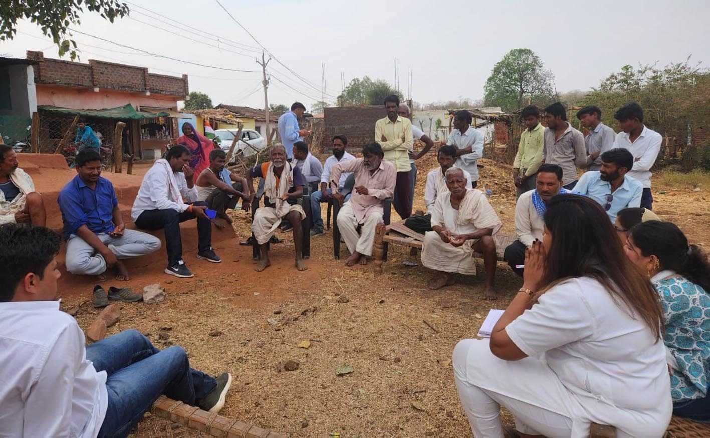 युवाओं ने छेड़ा हाथ से हाथ जोड़ो अभियान