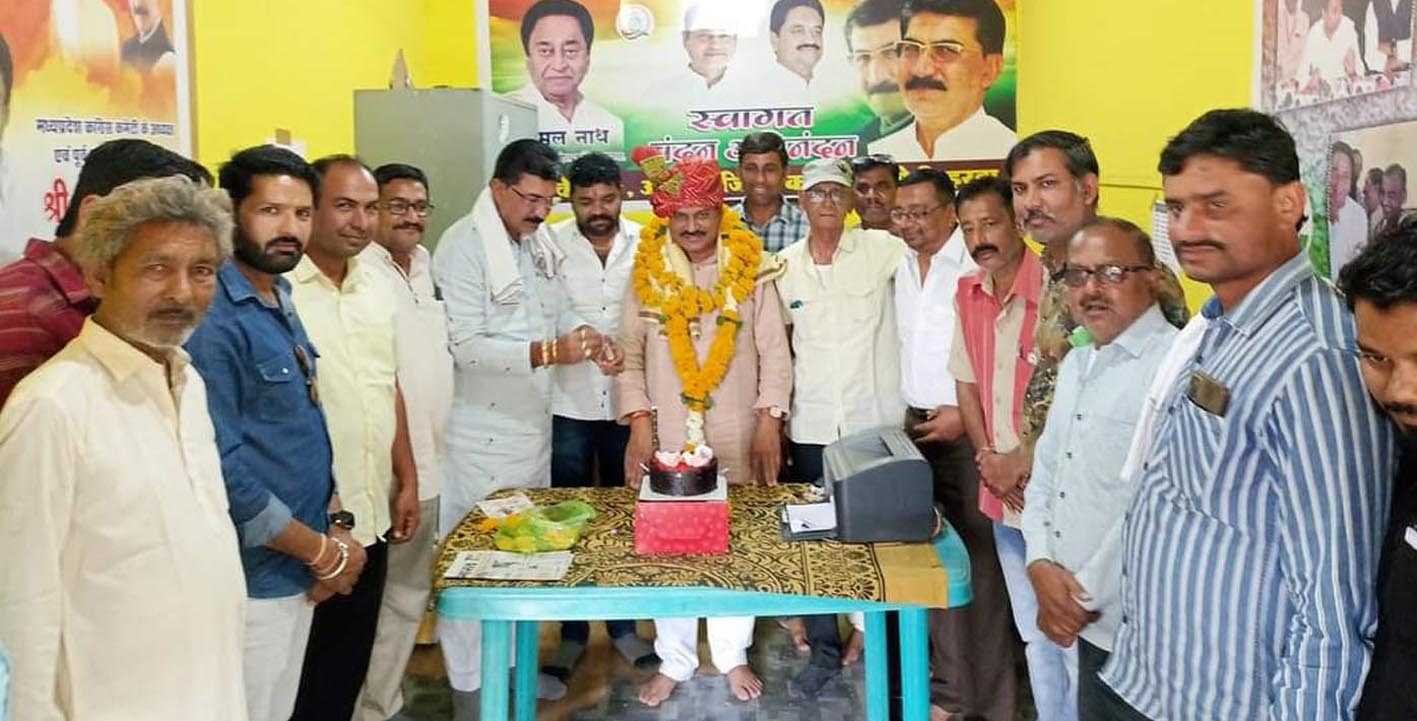 डॉ.दोगने के जन्मदिन पर बधाई देने वालों का लगा तांता