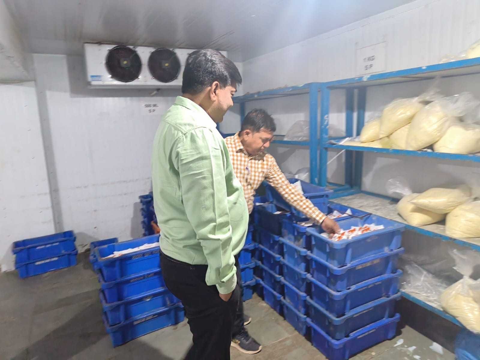 पानवा व निमरानी की दूध डेरी से दूध घी, मावा व क्रीम के लिए नमूने