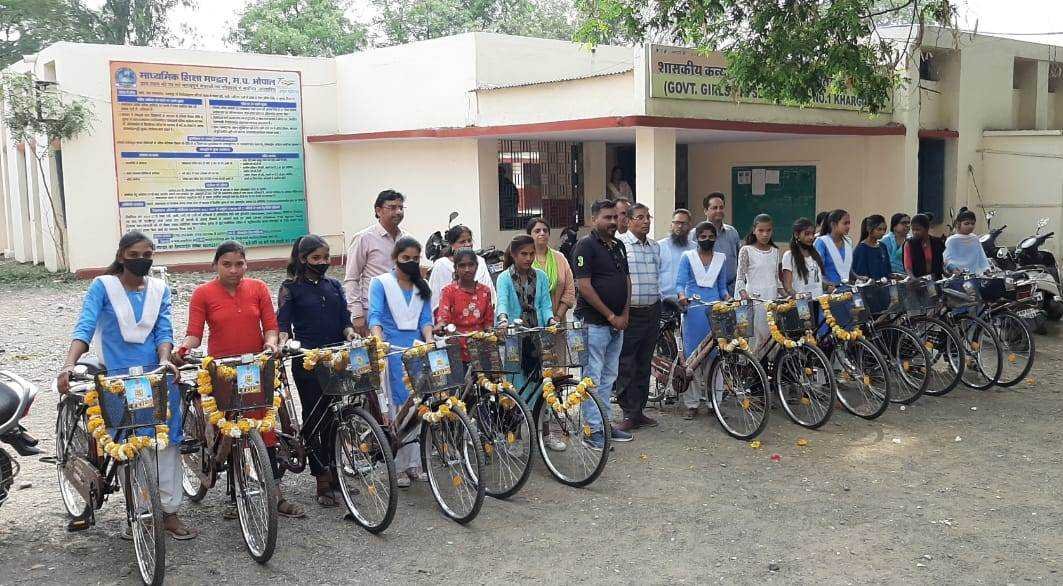 बालिकाओं को मिली स्कूल चले अभियान की साइकिलें