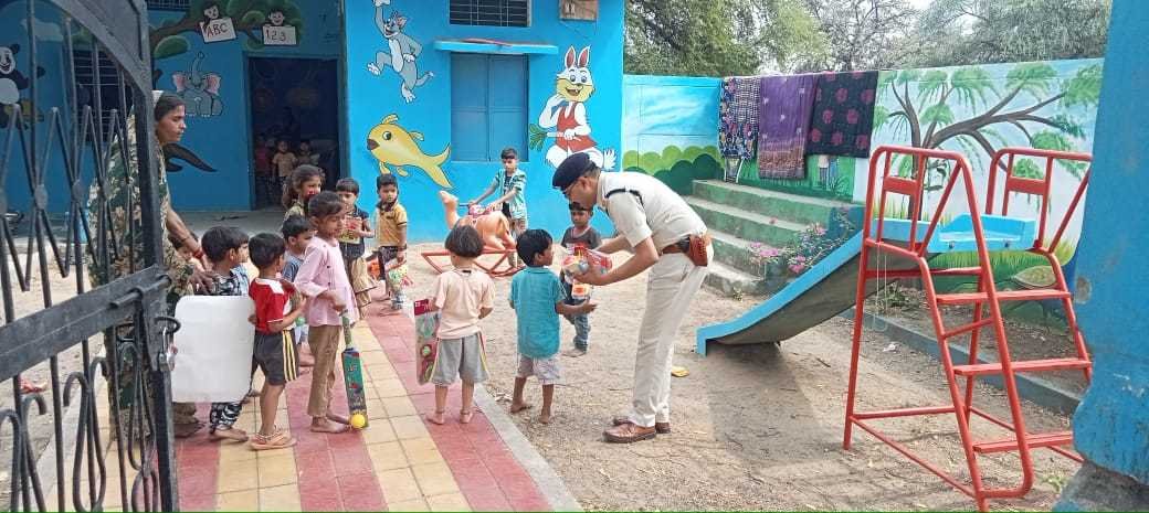 आँगनवाड़ी की छत पर बना सौरमंडल, बच्चें करते हैं चांद तारे और ग्रहों की बातें