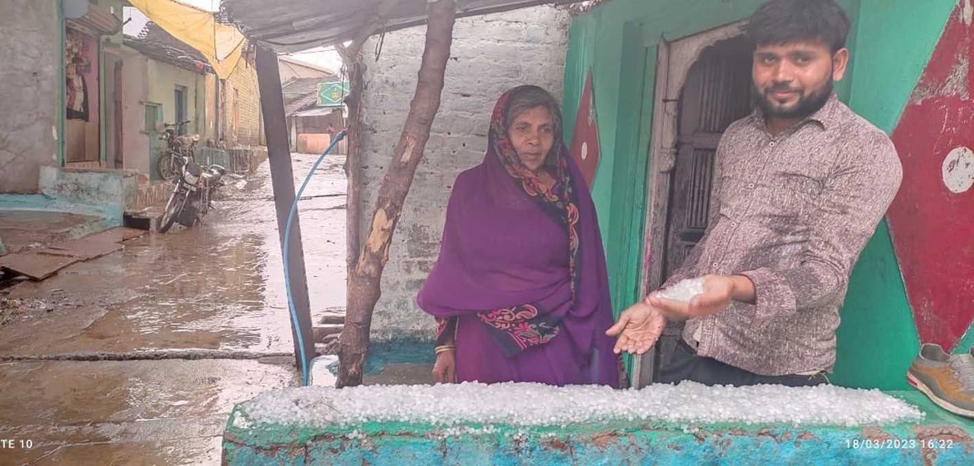 किसानों पर पड़ी ओलावृष्टि की मार