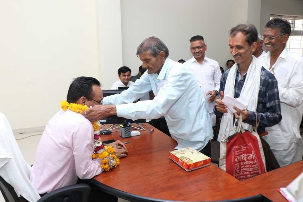 जनसुनवाई में दिए आवेदन पर बॉउंड्रीवाल की मिली स्वीकृति तो माला लेकर मिठाई खिलाने पहुँचे ग्रामीण