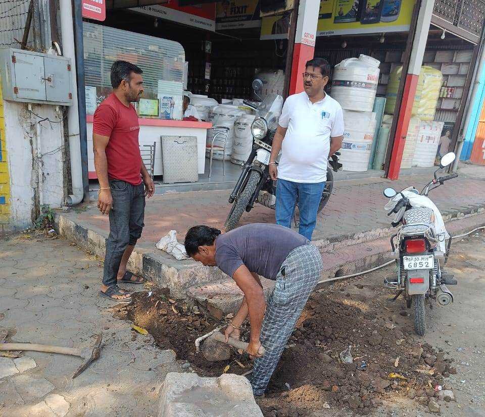 बकाया राशि जमा न करने पर 3 दुकाने सील और एक नल कनेक्शन किया विच्छेद