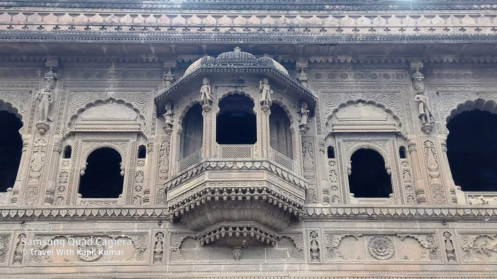 बुनकर ने हैंगिग वॉल का किया अनुपम सफल प्रयोग
