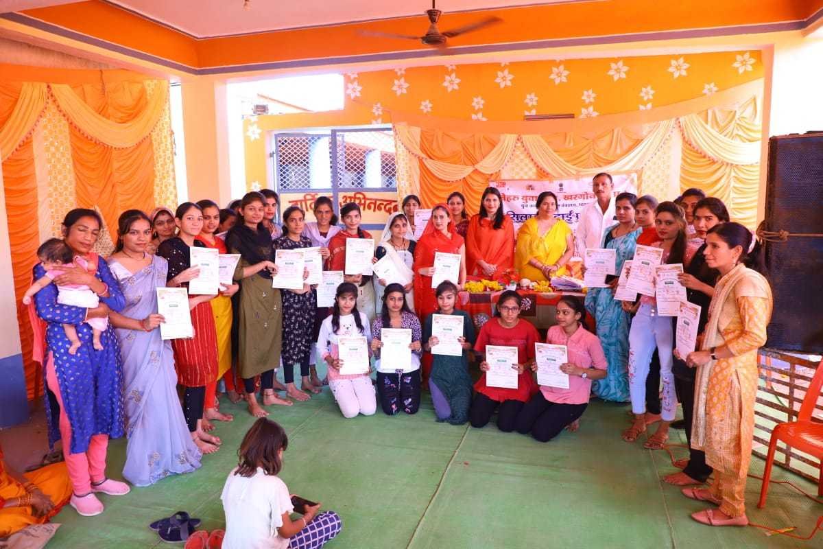 नेहरू युवा केन्द्र द्वारा अकावल्या में तिमाही सिलाई कढ़ाई प्रशिक्षण का हुआ समापन