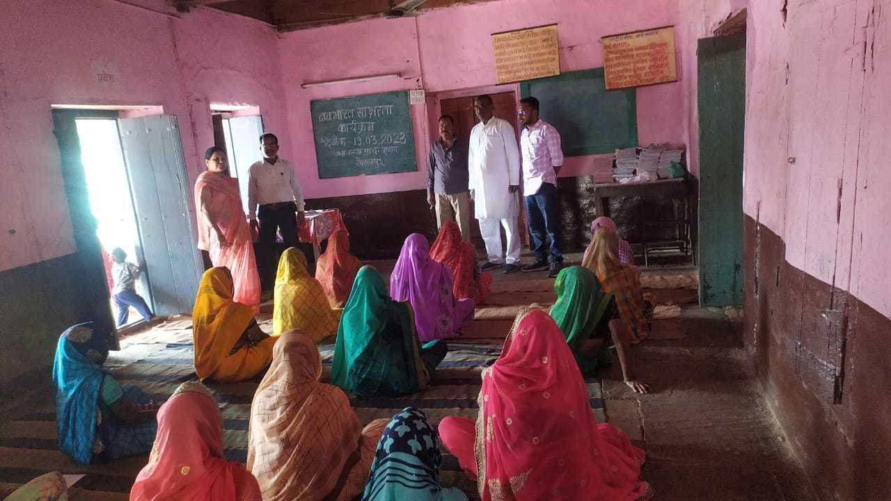 साक्षरता की ओर…. नवसाक्षरों का मूल्यांकन ! सरपट चलाई कलम