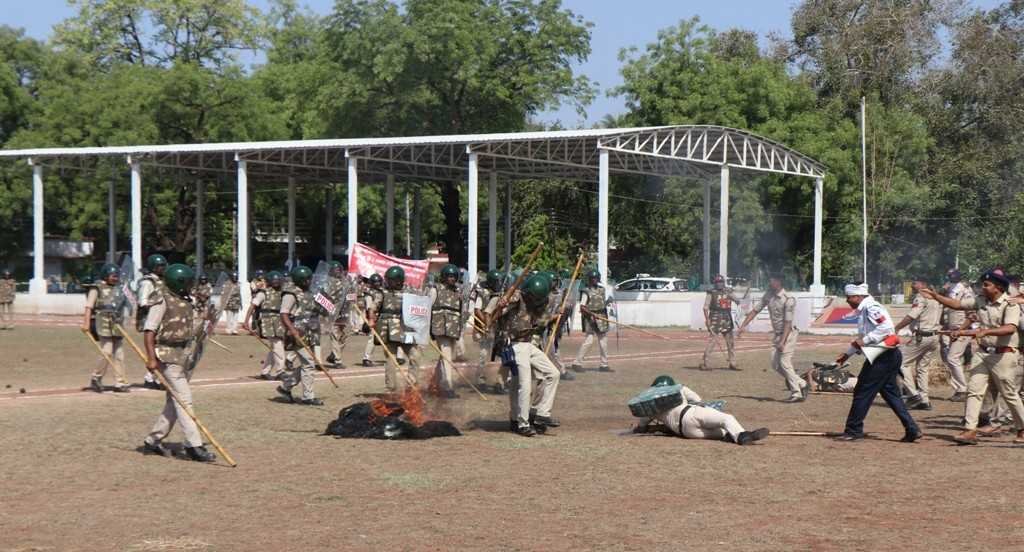 डीआरपी लाइन पर बलवाइयों को खदेड़ा गया