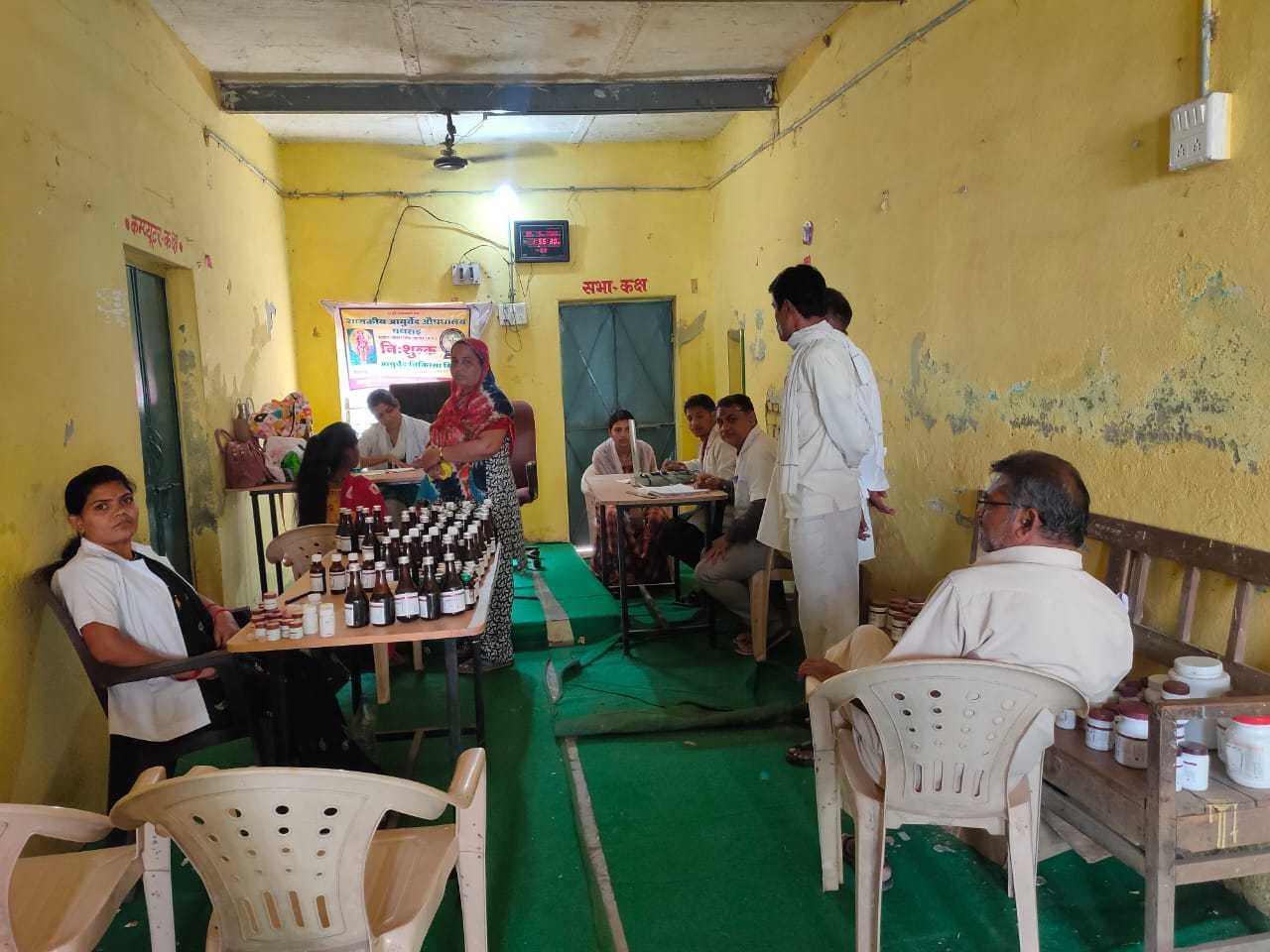 शिविर में 76 रोगियों का निशुल्क उपचार कर औषधियां वितरीत की