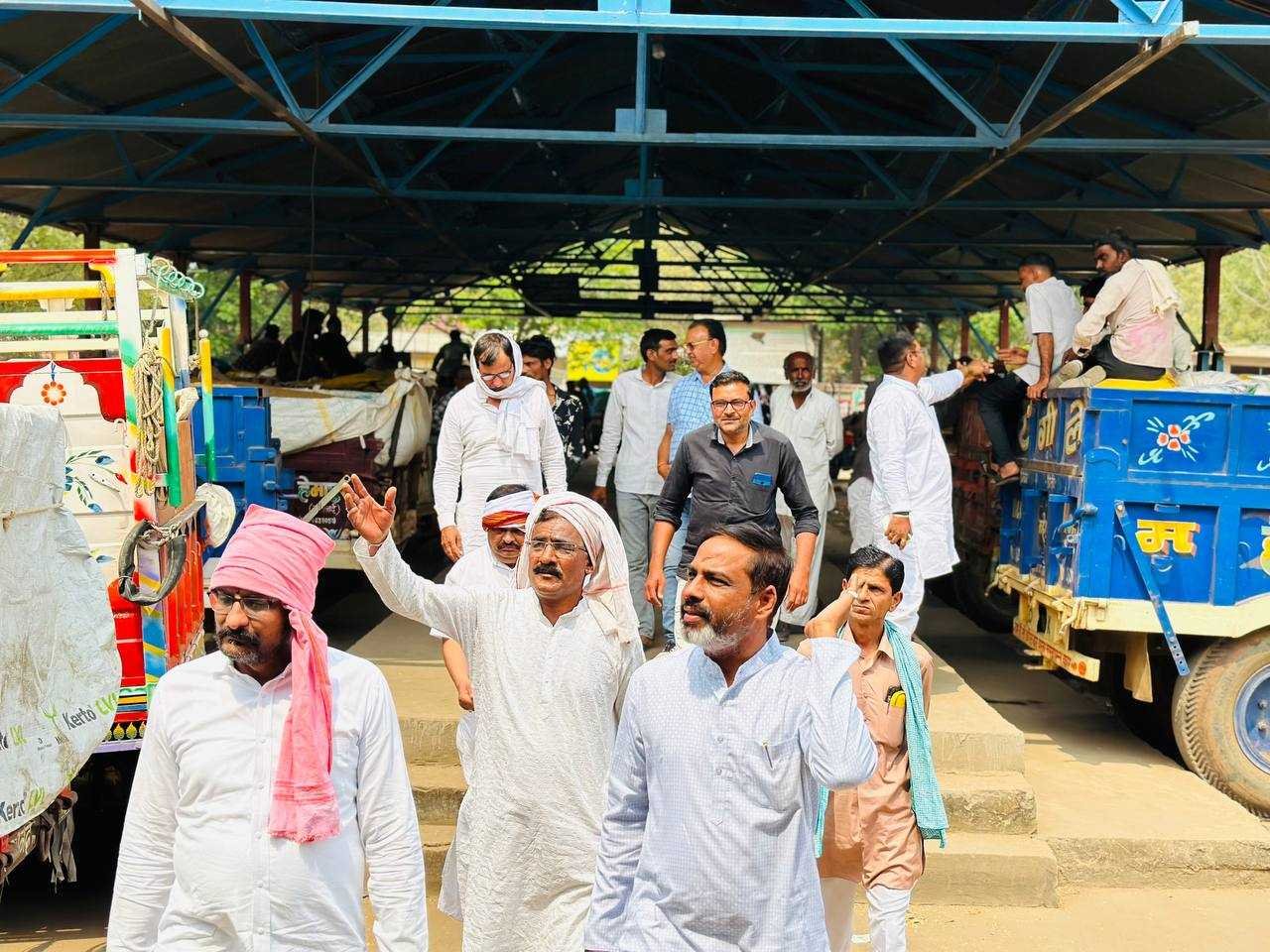 मंडी में रसूखदारों की मनमानी, आगे आई कांग्रेस