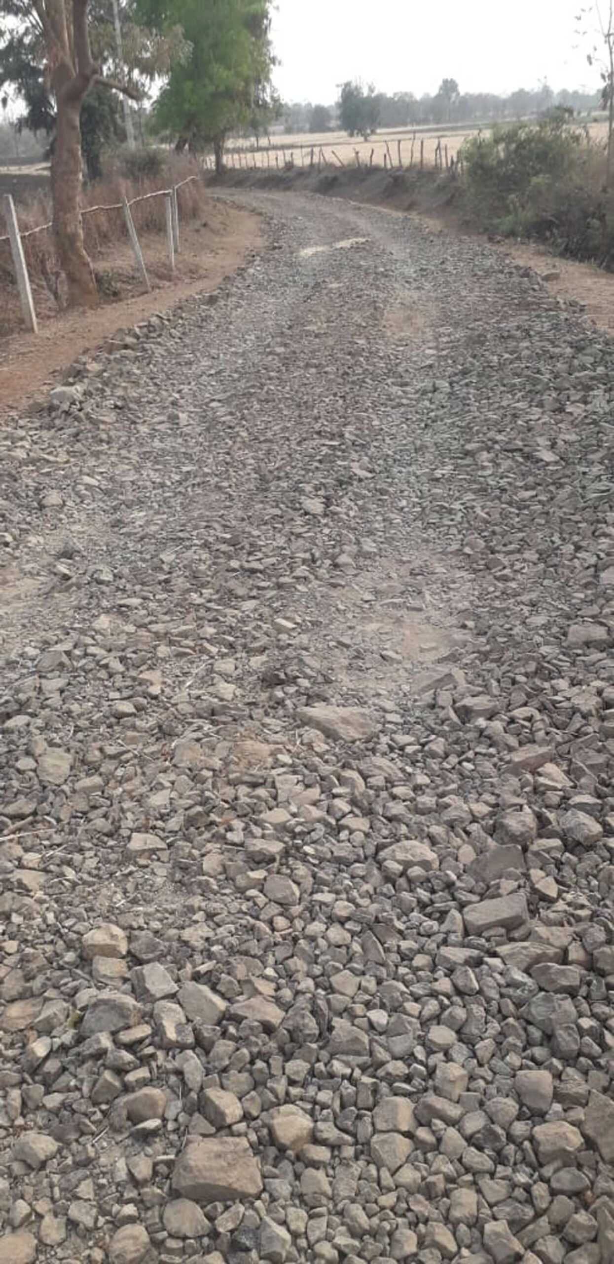 मार्ग पर गिट्टी पत्थर डालकर छोड़ दिया काम