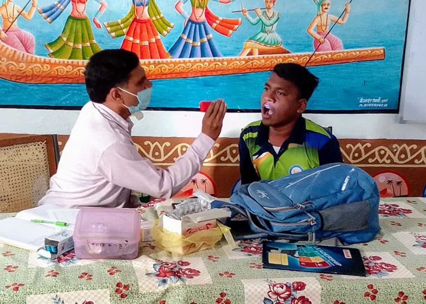 विद्यार्थियों का किया स्वास्थ्य परीक्षण