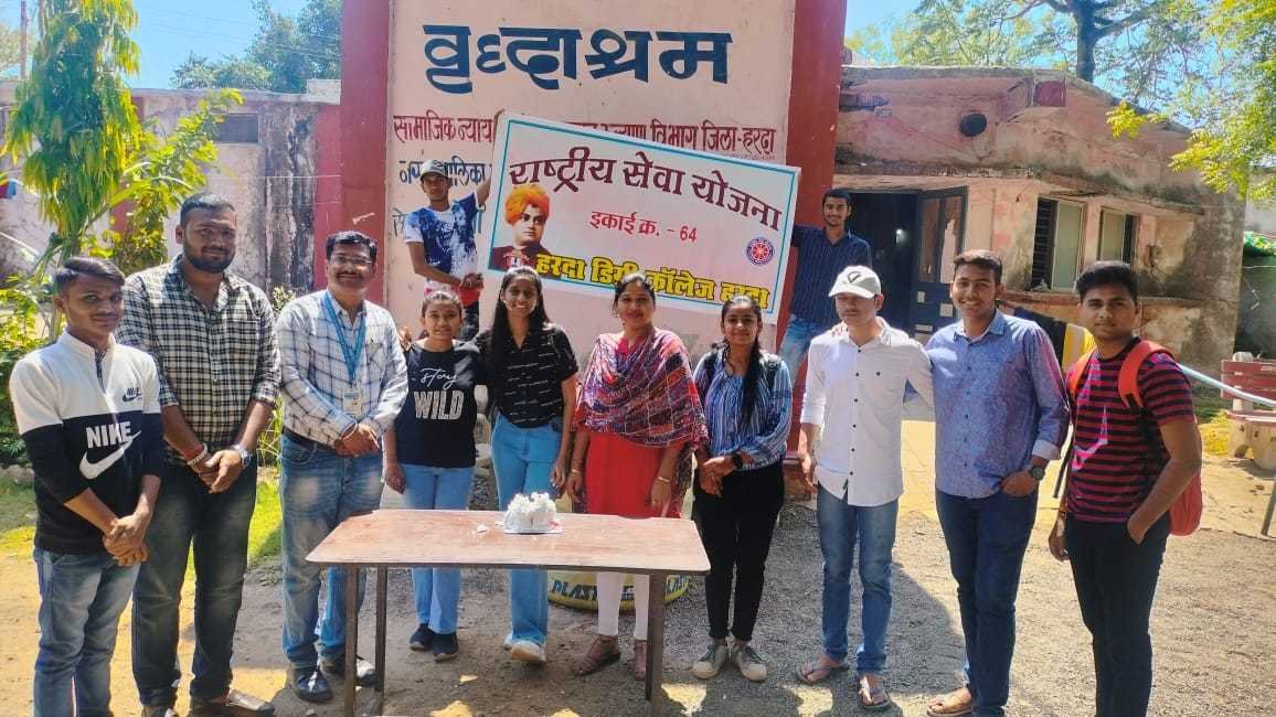 स्वयंसेविका का वृद्धाश्रम में मनाया जन्मदिन