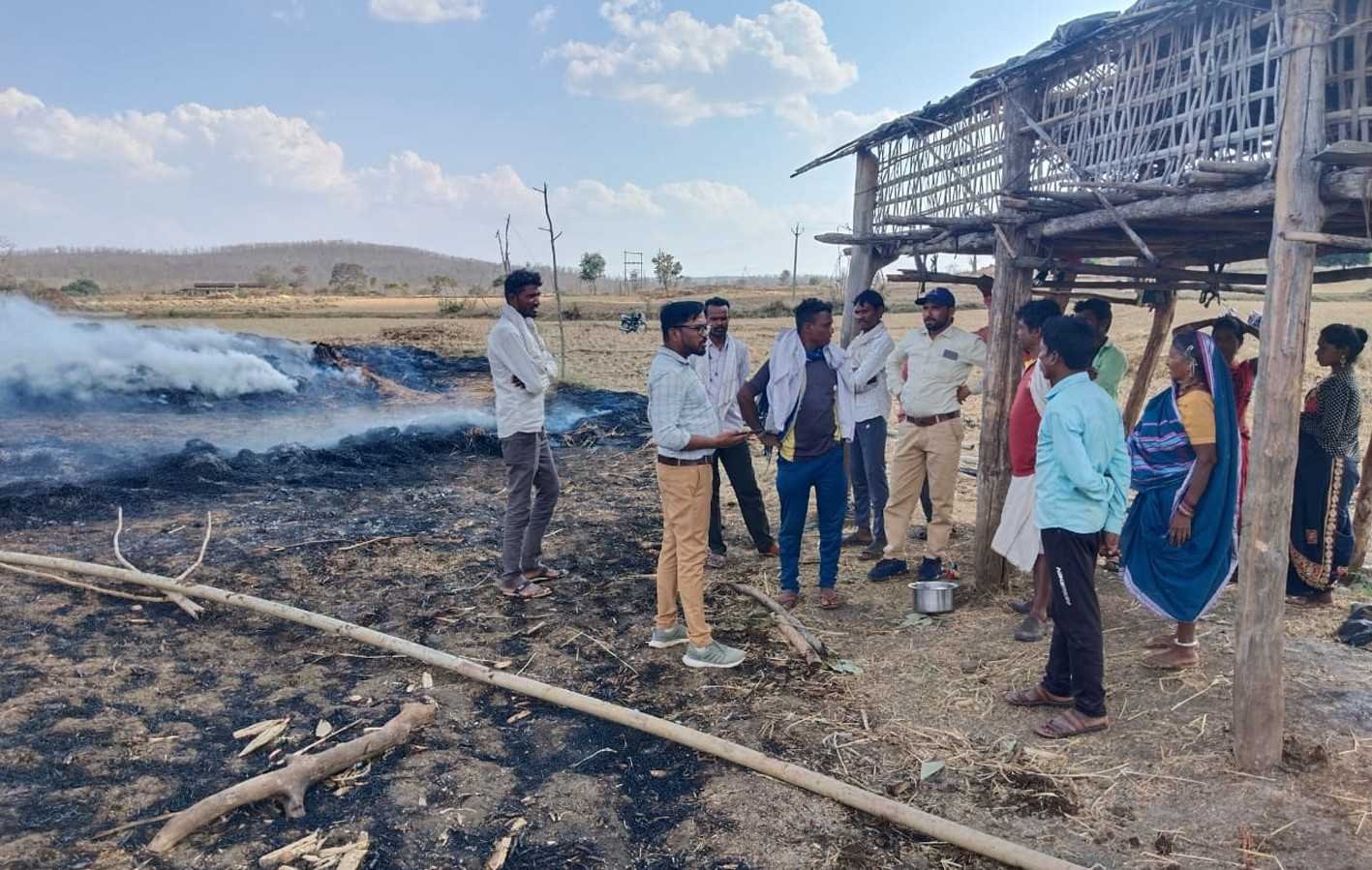 आगजनी से जली किसानों की फसलें  