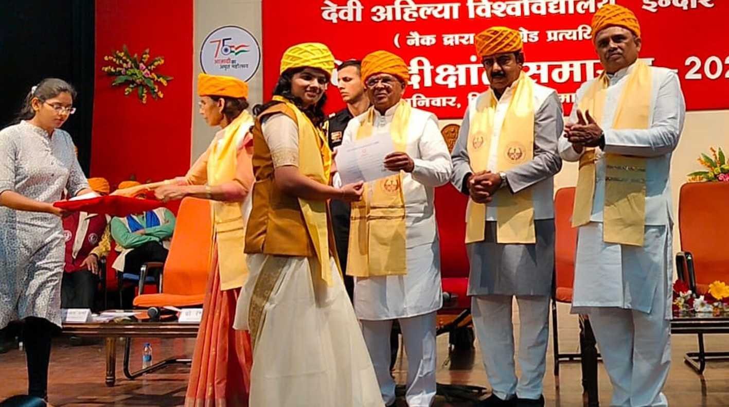 राज्यपाल ने किया सम्मानित