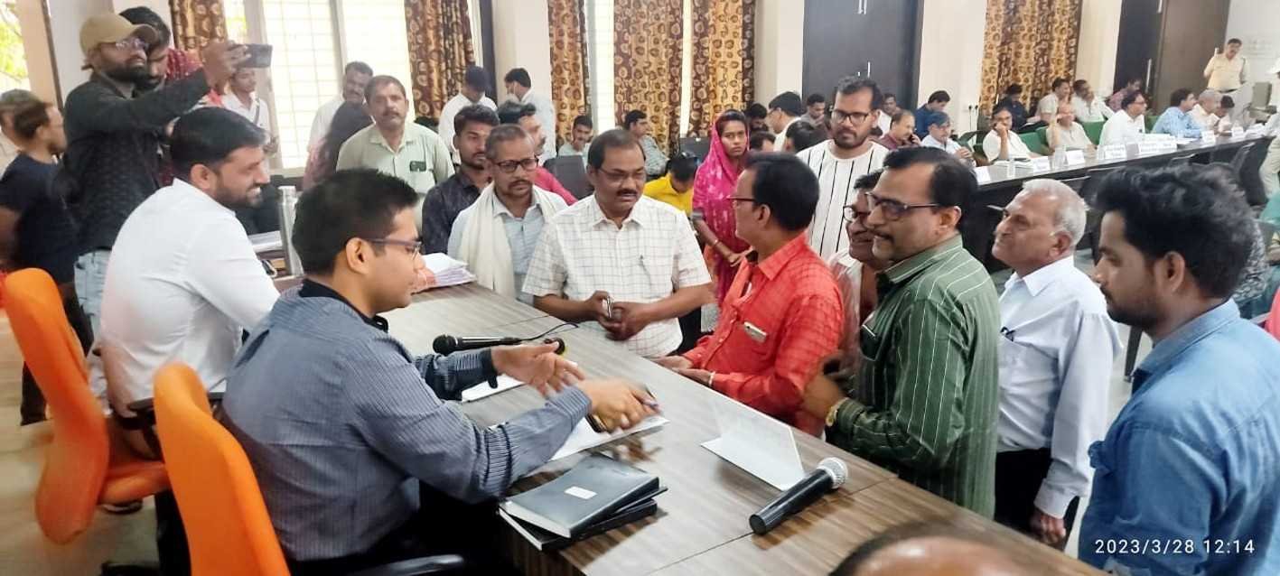 कलेक्टर ने सुनी नागरिकों की समस्याएं