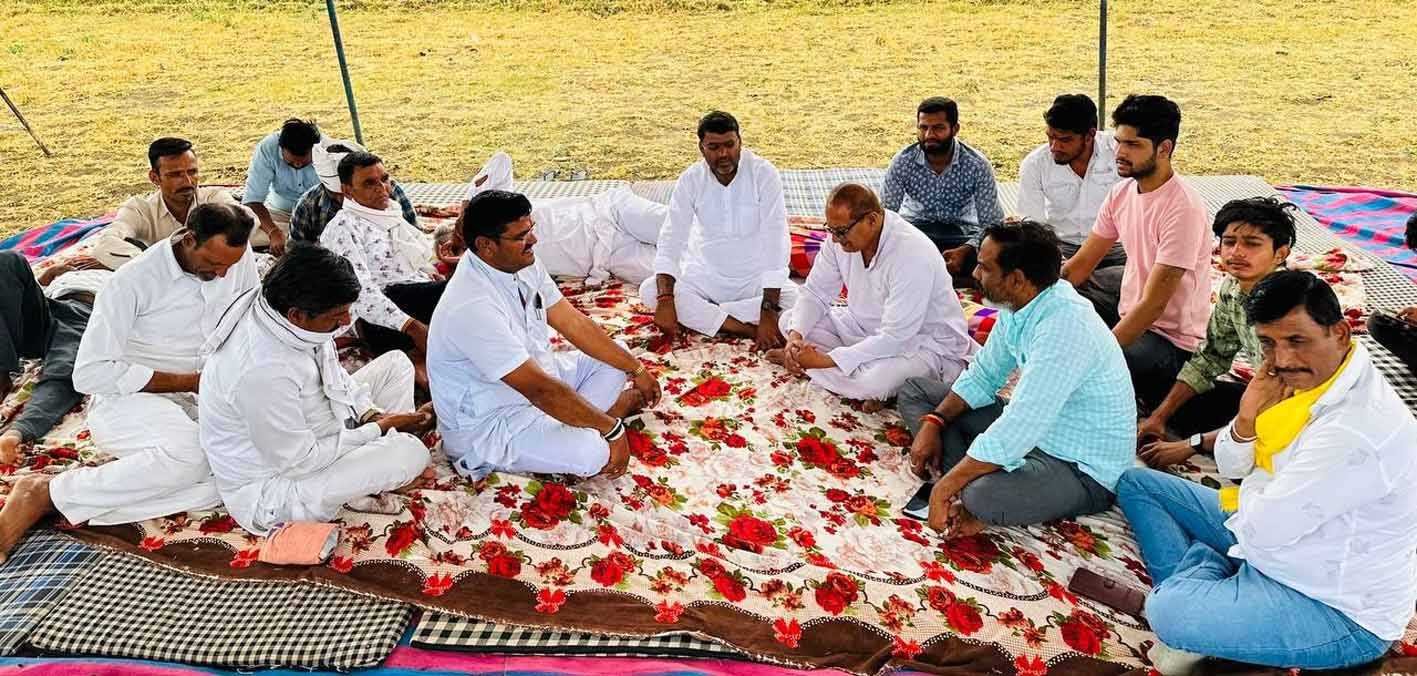 बिजली के लिये आंदोलन…डीई से मिलने की मांग पर अड़े रहे कांग्रेसी