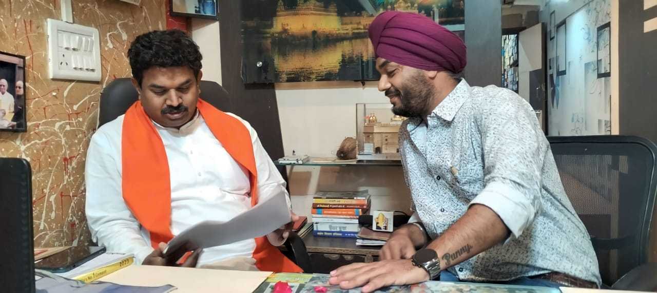 दैनिक अनोखा तीर के दफ्तर आए सांसद महेंद्र सिंह सोलंकी
