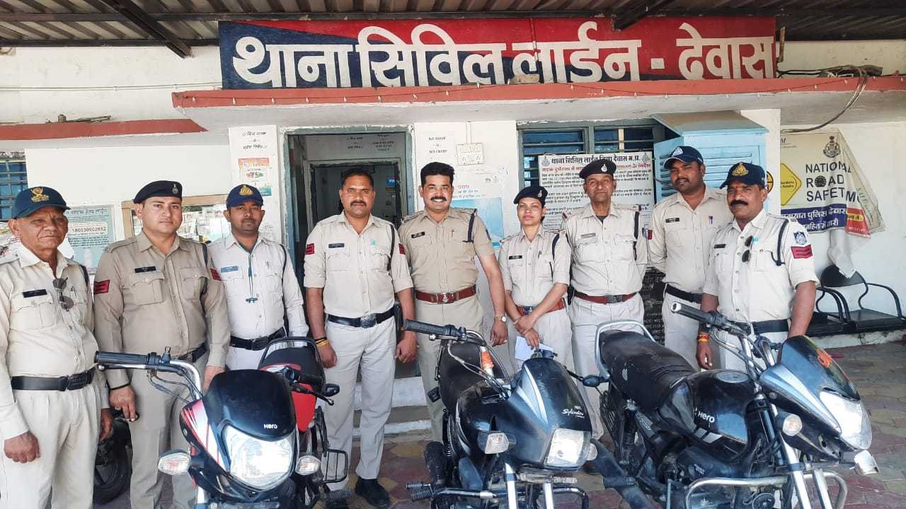 चैकिंग के दौरान सिविल लाईन पुलिस ने पकड़े वाहन चोर, तीन मोटर साइकिल जप्त
