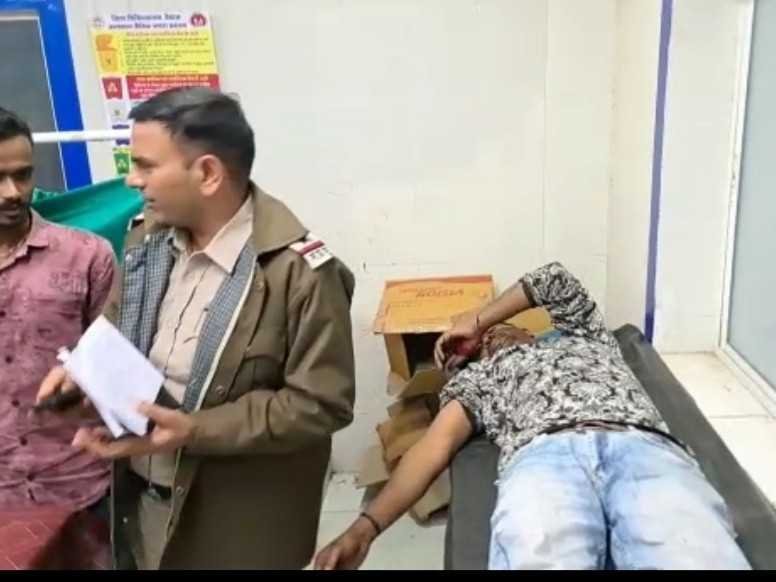 घूरने की बात पर हमले में 4 युवक जख्मी, जिला अस्पताल में चल रहा इलाज