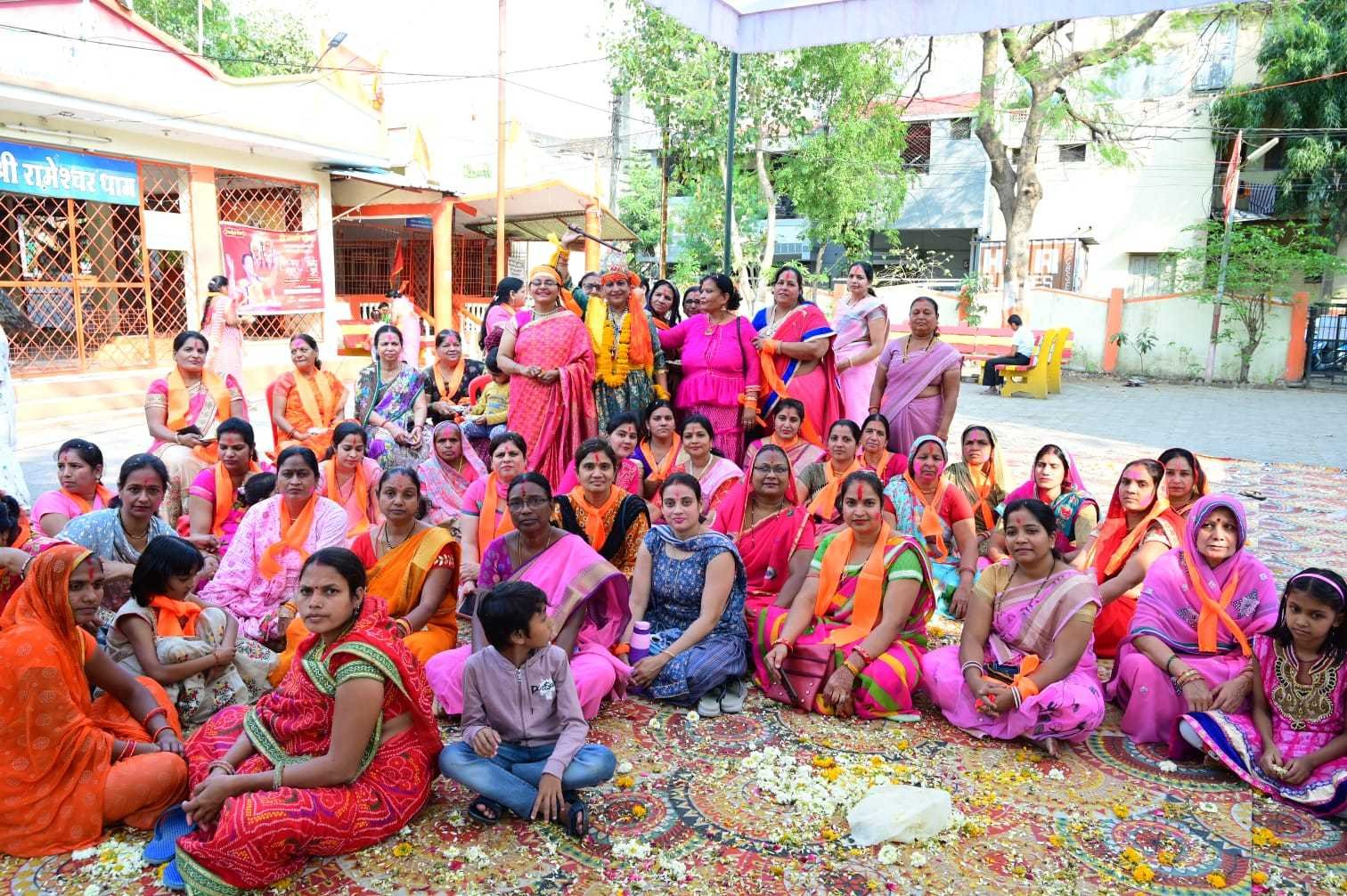 मिलन समारोह में महिलाओं ने खेली होली, प्रतियोगिताओं में लिया भाग