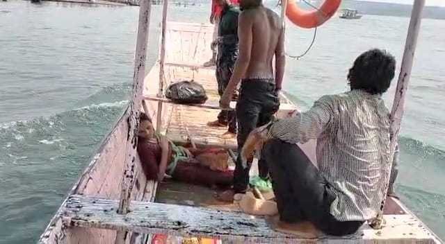 ग्राम बेलम बुजुर्ग की एक युवती ने नर्मदा नदी में लगाई छलांग 