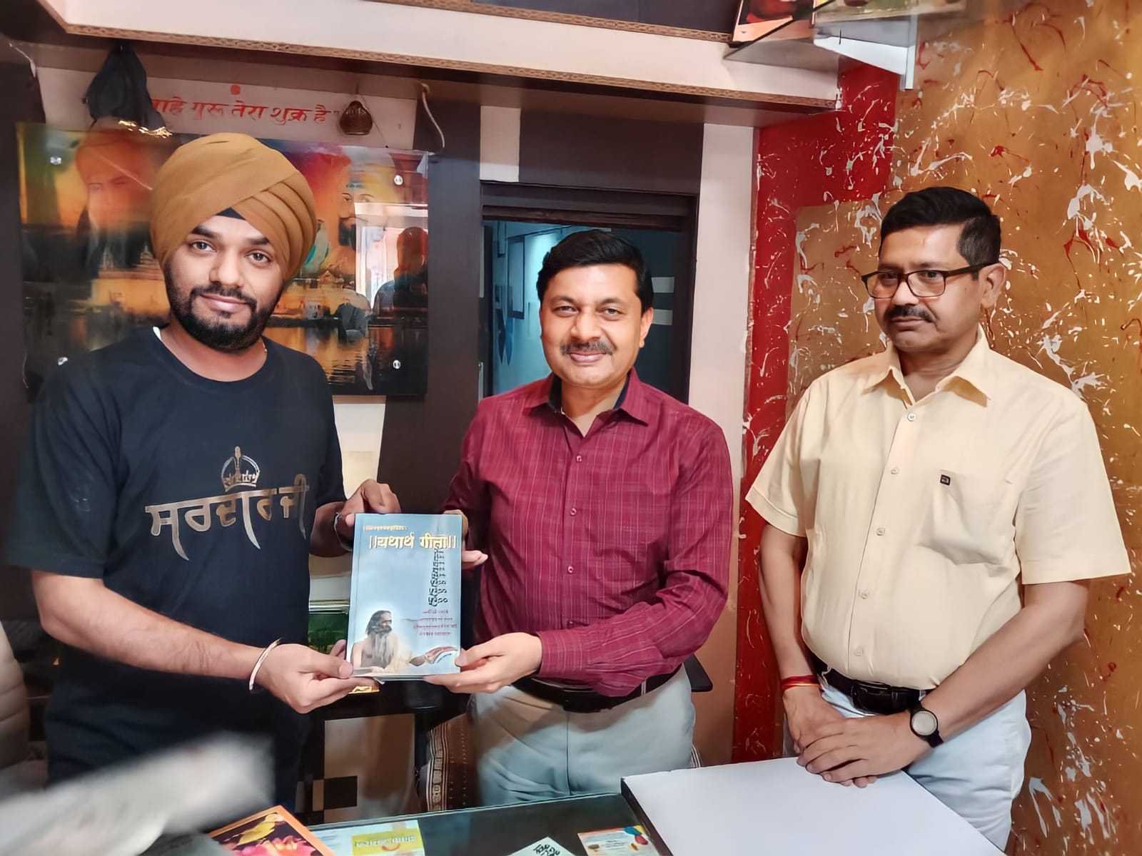 दैनिक अनोखा तीर कार्यालय आए कलेक्टर दिनेश जैन