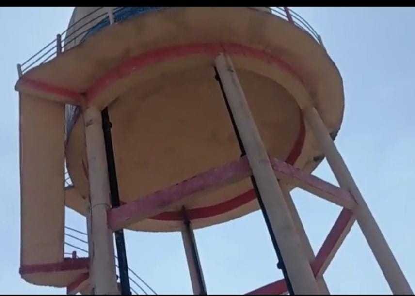 मेढा छिंदवाड़ की पानी की टंकी टेस्टिंग में फैल चारों ओर से टपक रही पानी की बूंदें जगह जगह छेद