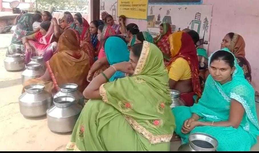 धामनगांव पंचायत कार्यालय का महिलाओं ने पेयजल समस्या को लेकर घेराव किया