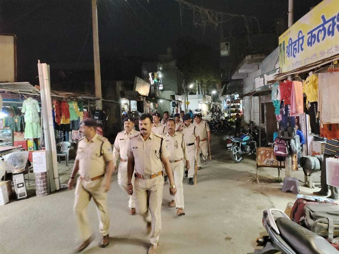 पुलिस ने निकाला फ्लैग मार्च होली पर्व को देखते हुए चाक-चौबंद की व्यवस्था