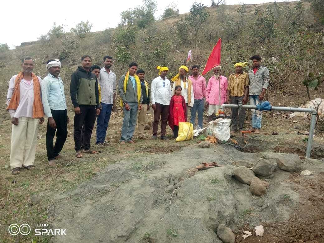 जिला पंचायत सदस्य राम चरण इरपाचे द्वाराट्यूबेल का स्विच दबाकर ट्यूबेल किया प्रारंभ चार घाटी पहुंचा पानी खुश हुए ग्रामवासी
