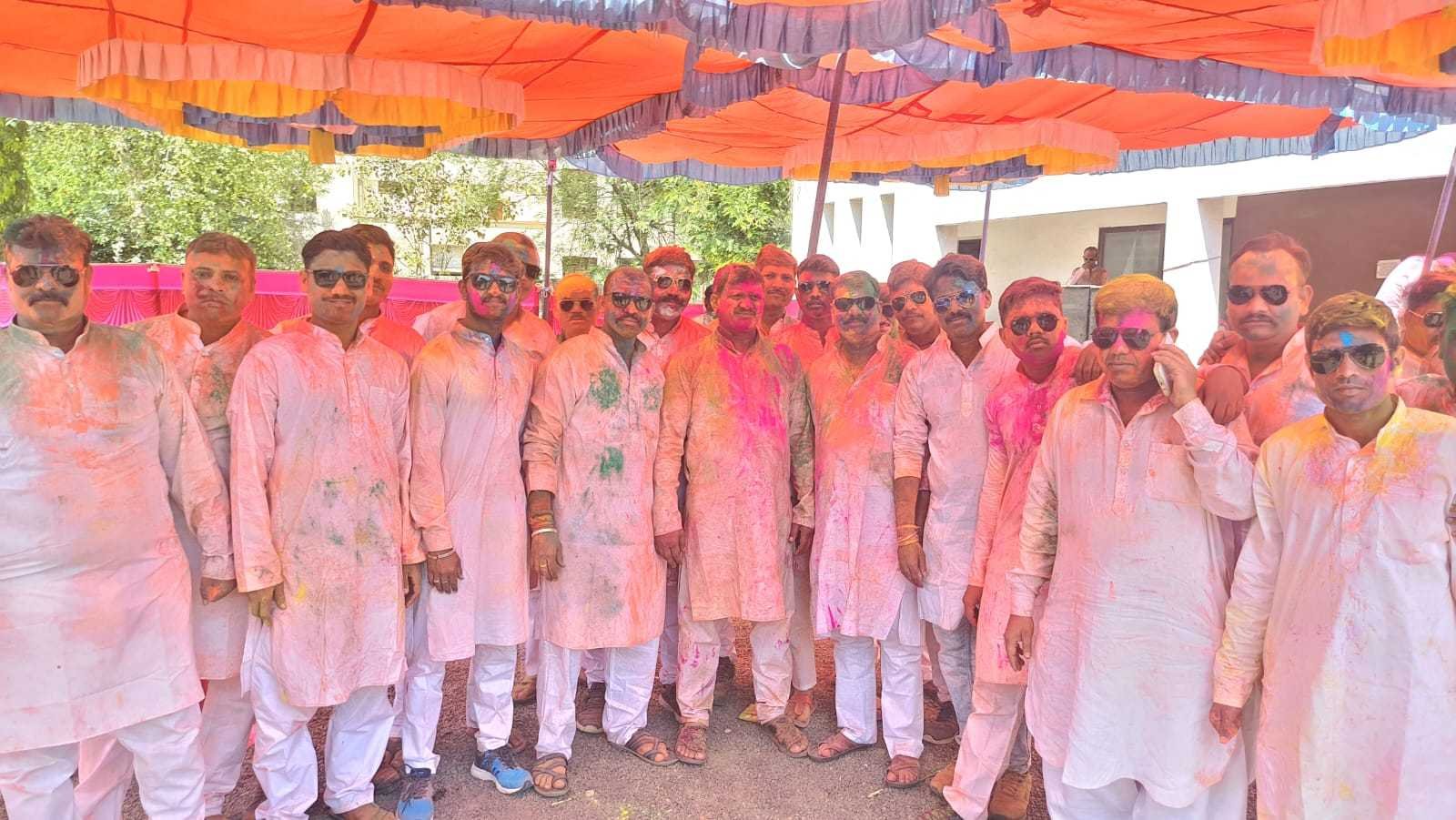 रंग में रंगा नजर आया पुलिस प्रशासन थाने पर मनाई होली