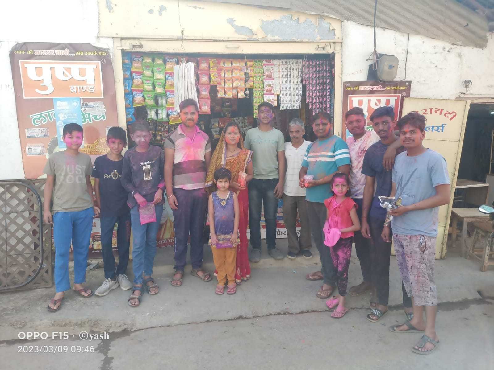 पार्षद ने घर घर पहुंच कर दी होली की बधाई रंग गुलाल लगा कर लिया मतदाताओं से आशीर्वाद