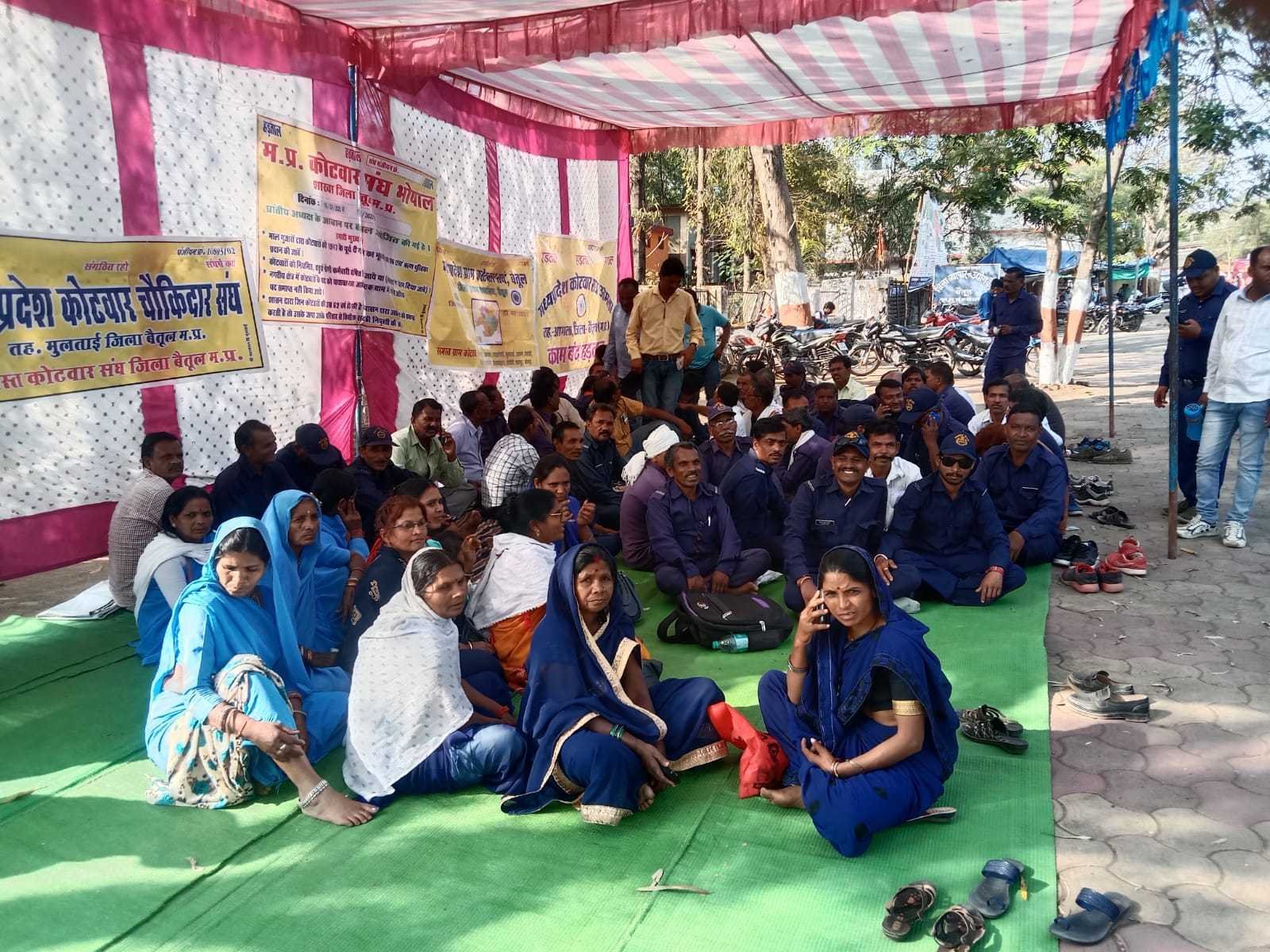 कोटवार संघ ने अपनी मांगों को लेकर दीया धरना मुख्यमंत्री के नाम कलेक्टर को दिया ज्ञापन