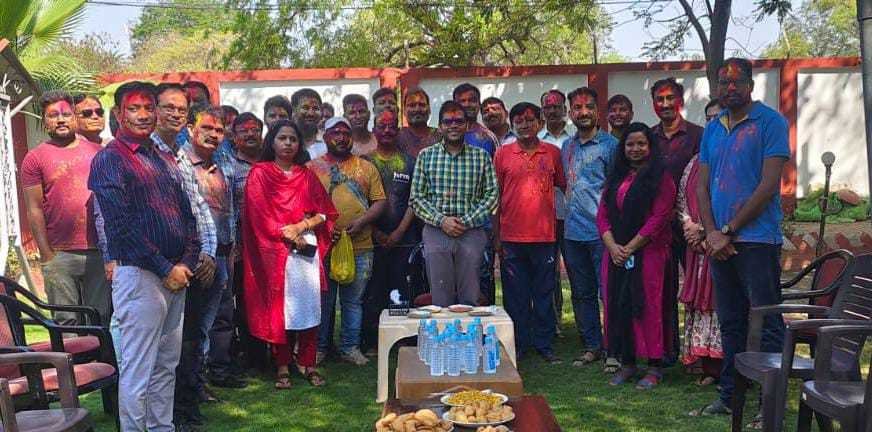 कलेक्टर ने राजस्व अमले के साथ मनाई रंग पंचमी