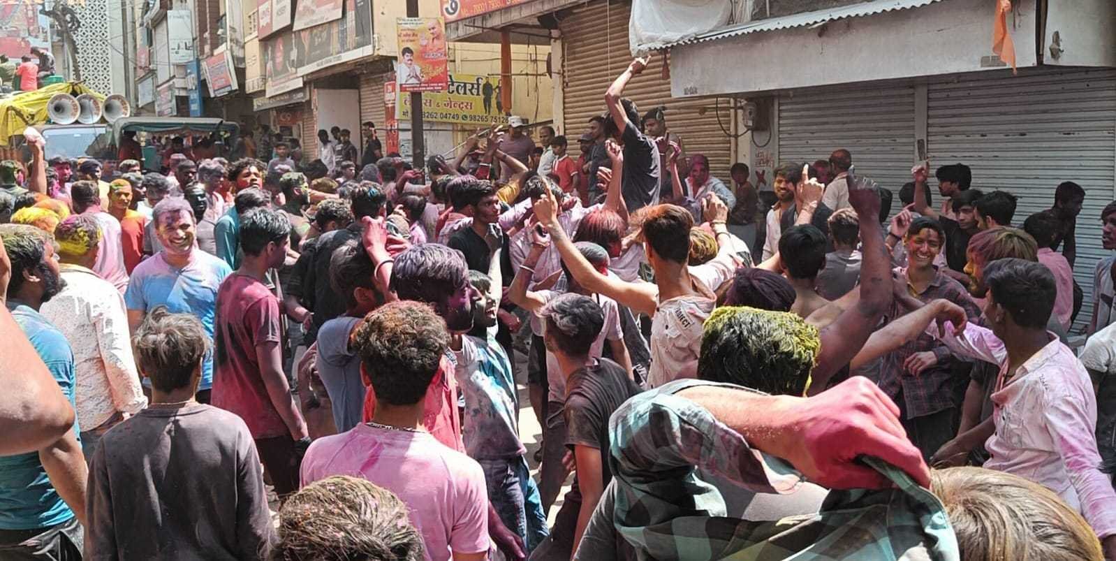 रंगपंचमी पर संस्था नवसृजन ने नगर में निकाली राधाकृष्ण फाग यात्रा