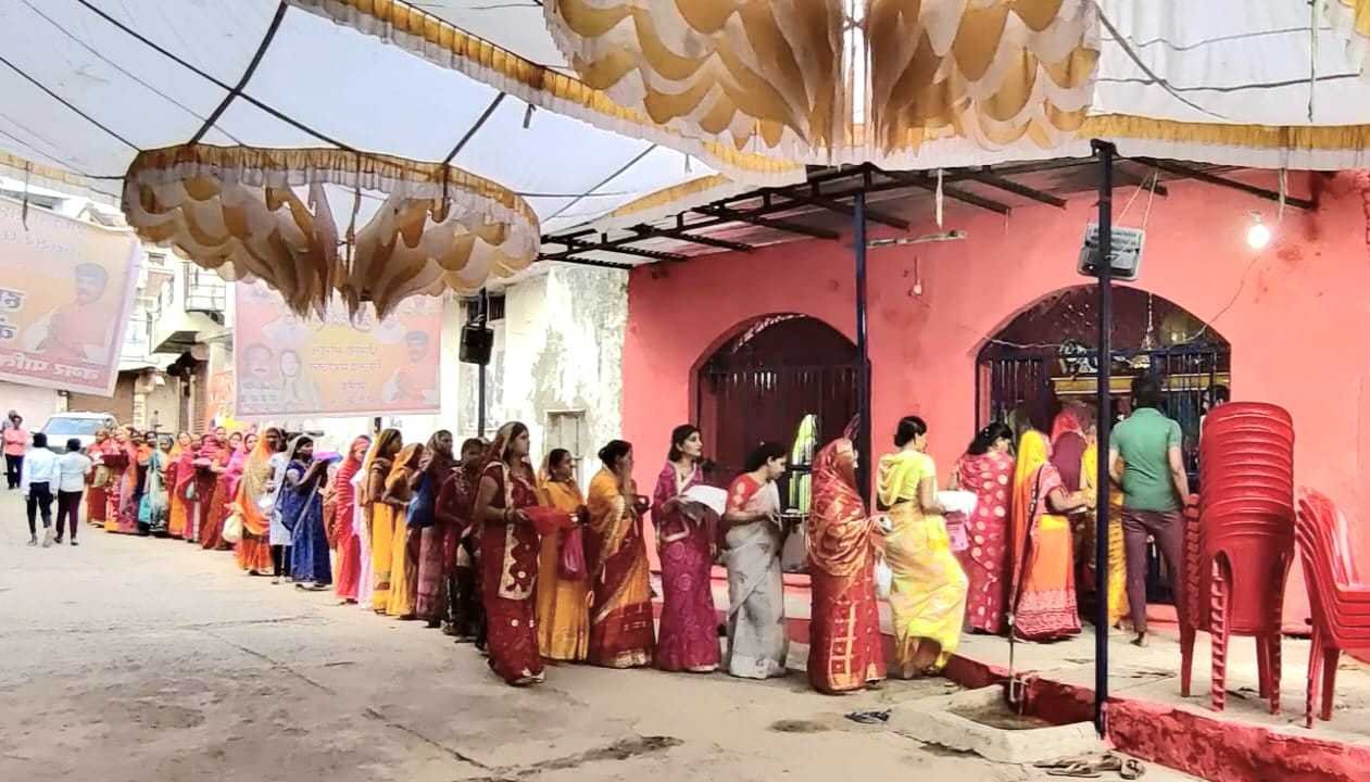 महिलाओ ने शीतला माता का पूजन कर सुनी कहानी