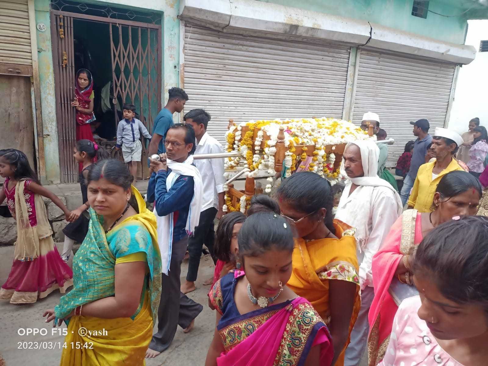 पालकी में विराजमान होकर नगर भ्रमण पर निकले राजाधिराज गुणवंत बाबा