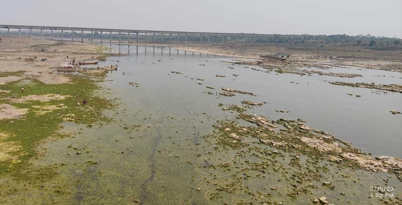 नर्मदा नदी का घटा जल स्तर,पानी सप्लाई नहीं होने से क्षेत्रवासियों में आक्रोश