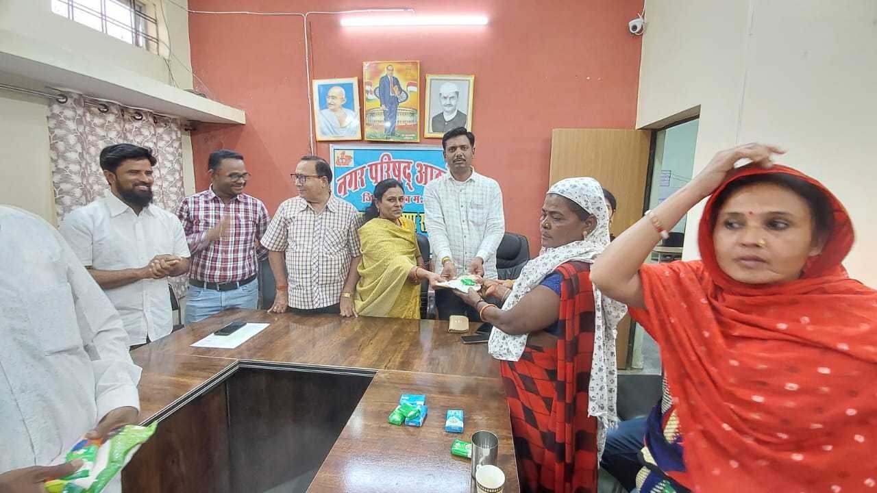 सफाई मित्रों को सामग्री का किया वितरण