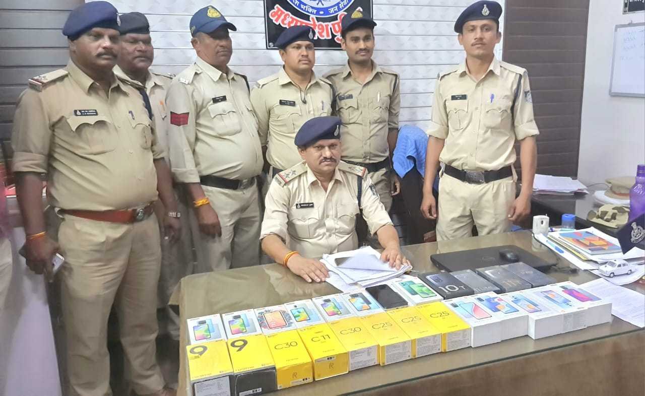 मोबाइल दुकान की दीवार तोड़कर चोरी करने वाले सात आरोपी गिरफ्तार