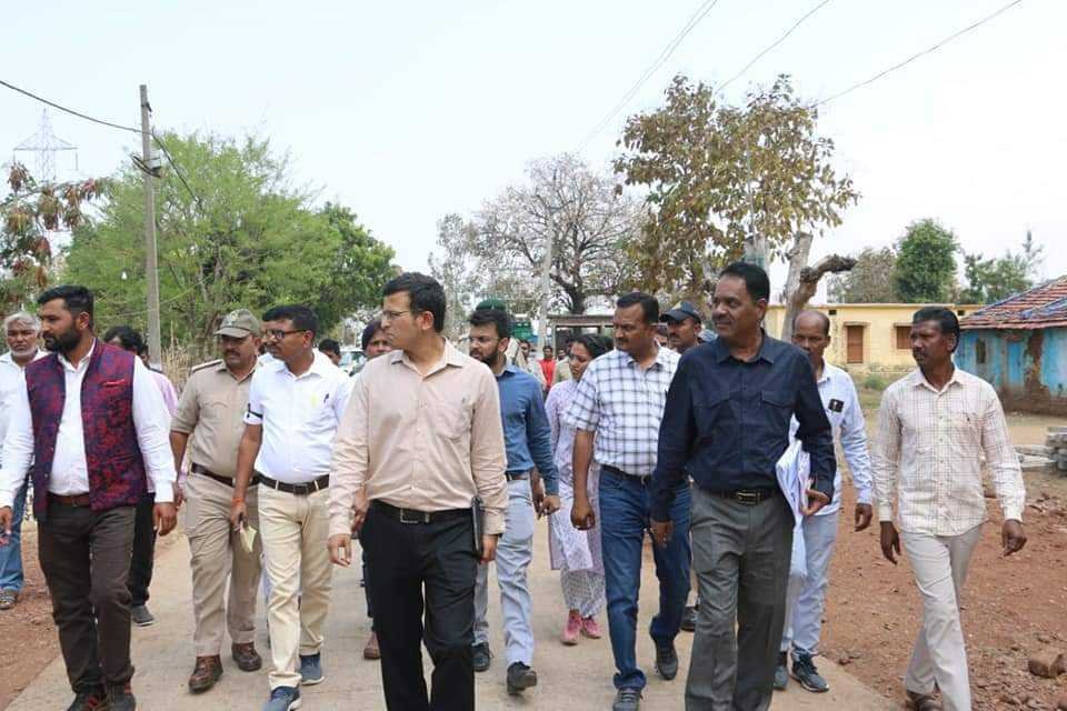 कलेक्टर ने सुनी ग्रामीणों की समस्याएं