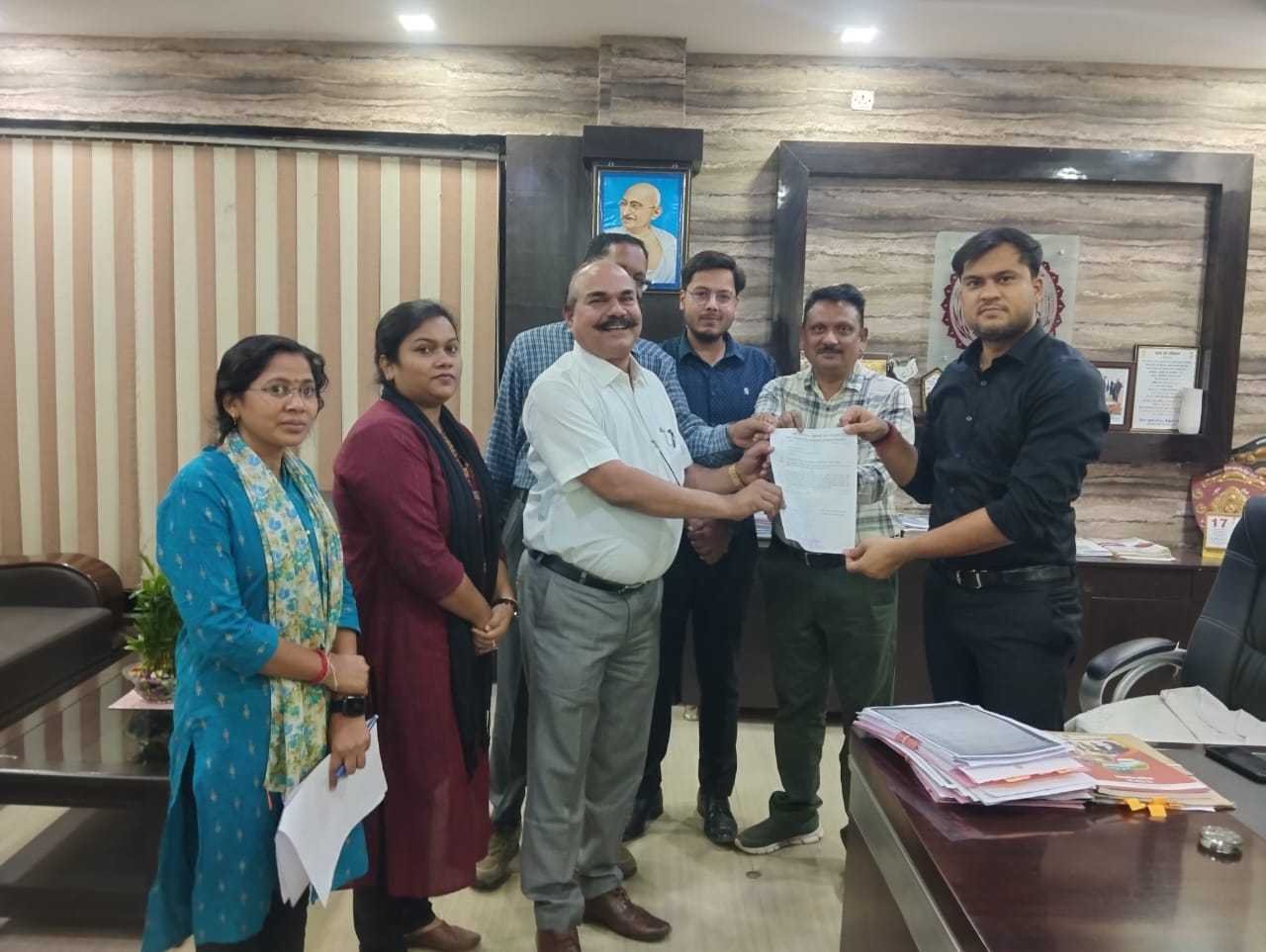 जनपद मुख्य कार्यपालन अधिकारी से हुई अभद्रता के विरोध में दिया ज्ञापन