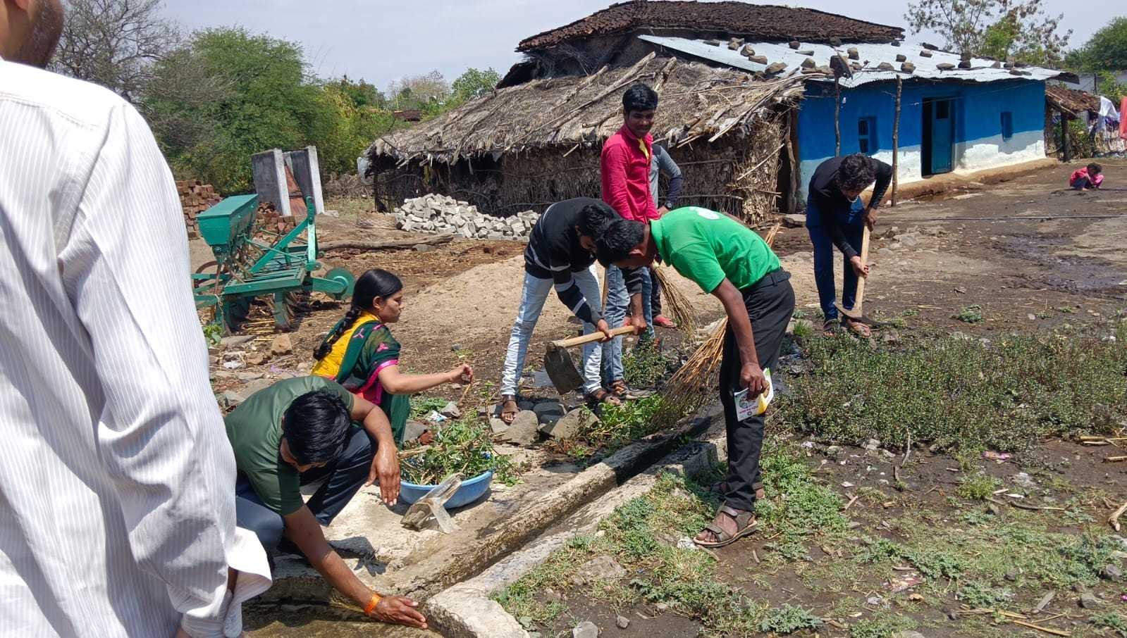 स्वयंसेवक एवं सेविका ऐग्राम बरखेड़ा में साफ सफाई का दे रहा है संदेश