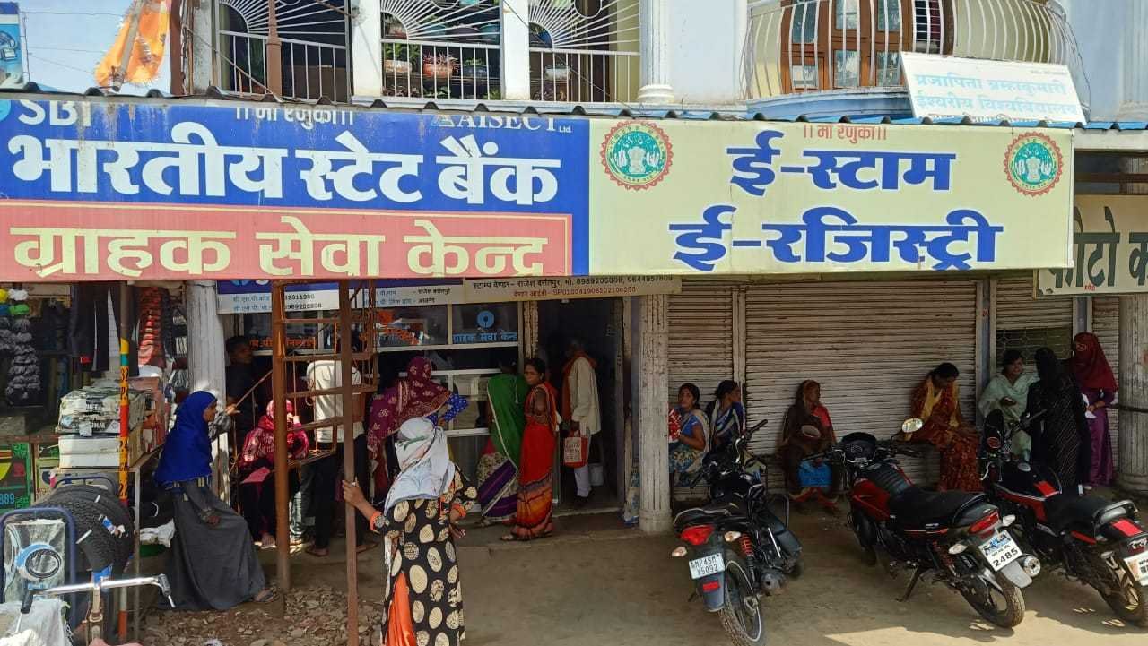 केवाईसी के लिए बहनों की उमड रही भीड