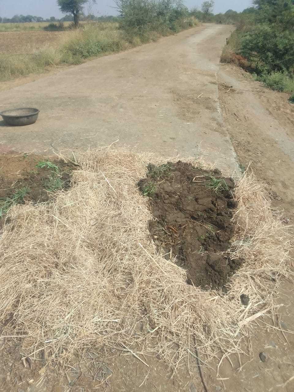 सड़क पर बड़े-बड़े गड्ढे, निकलना दूभर