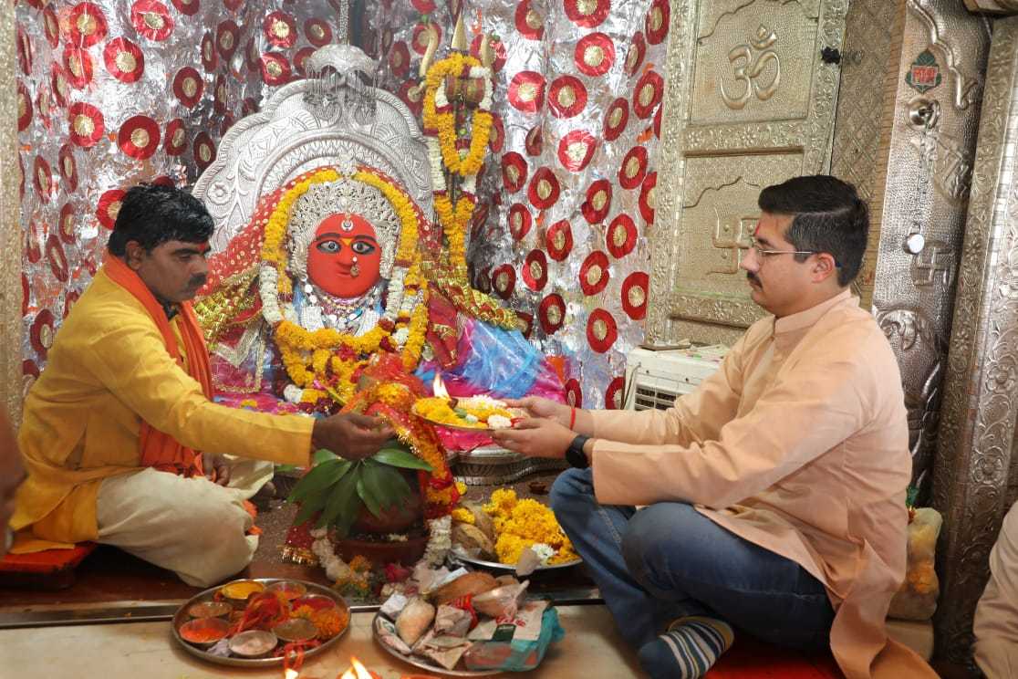 कलेक्‍टर श्री गुप्‍ता ने चैत्र नवरात्रि के प्रथम दिन माताजी की टेकरी पहुंचकर की पूजा अर्चना